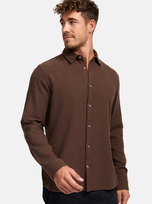 Grüner Blazer, blaues Hemd und beige Hosen