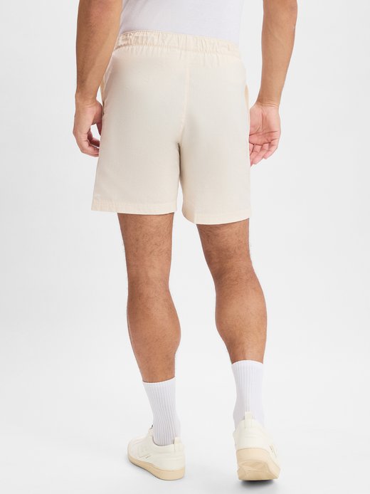 Herren Shorts - ​Die Santa Cruz Teddy-Blouson Big Dice kombiniert weiches Teddy-Material mit markantem Würfel-Design – ideal für einen lässigen Streetwear-Look.