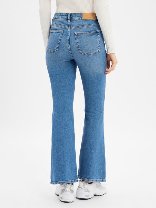 Rozkloszowane jeansy damskie - NMKareen