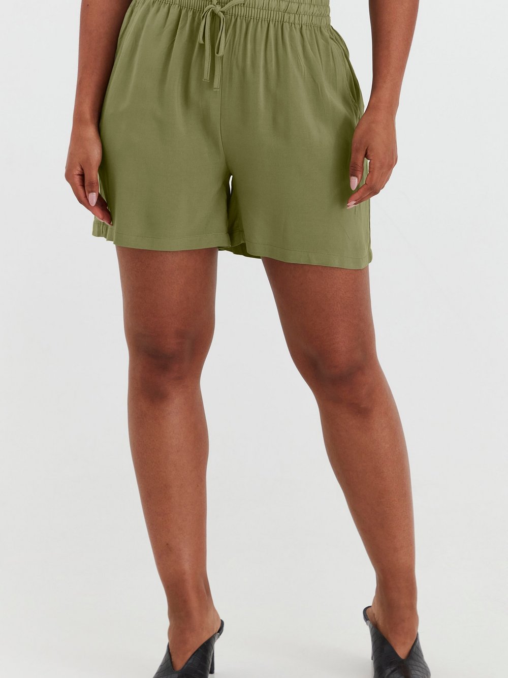 B.Young Shorts Damen Viskose grün, 36