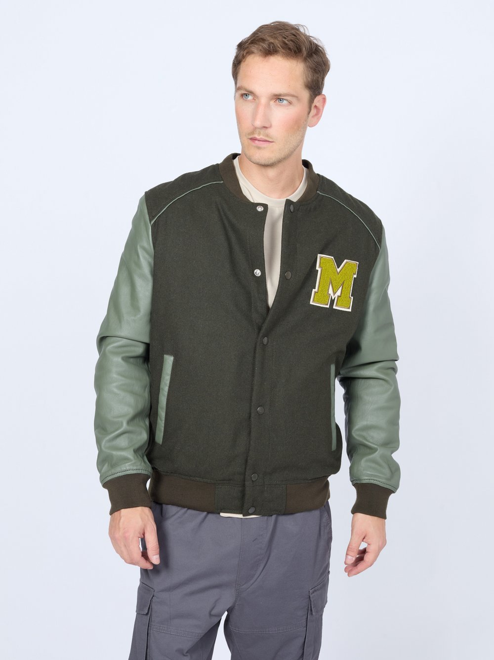 Thumbnail - Mustang Collegejacke Herren Wolle grün bedruckt, L