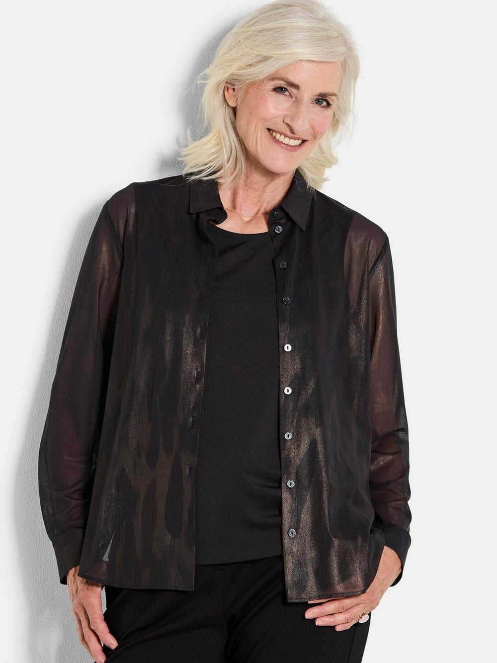 Goldner Kurzgröße: Edle Metallic-Bluse mit Hemdkragen Damen schwarz gemustert, 22