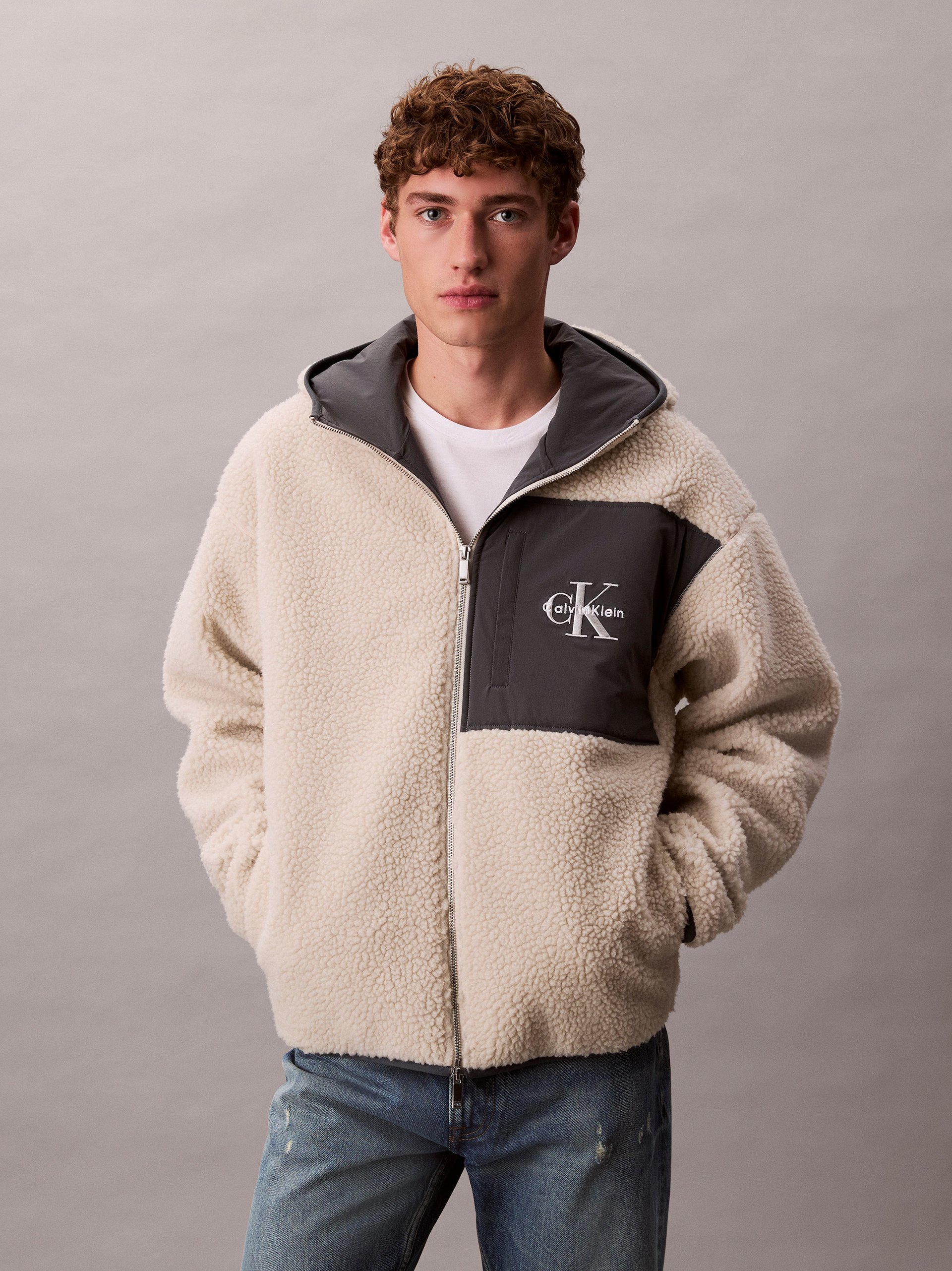 Calvin Klein Jeans kurtka z pluszowym futrem i kapturem Mężczyźni Sztuczne włókno beżowy
