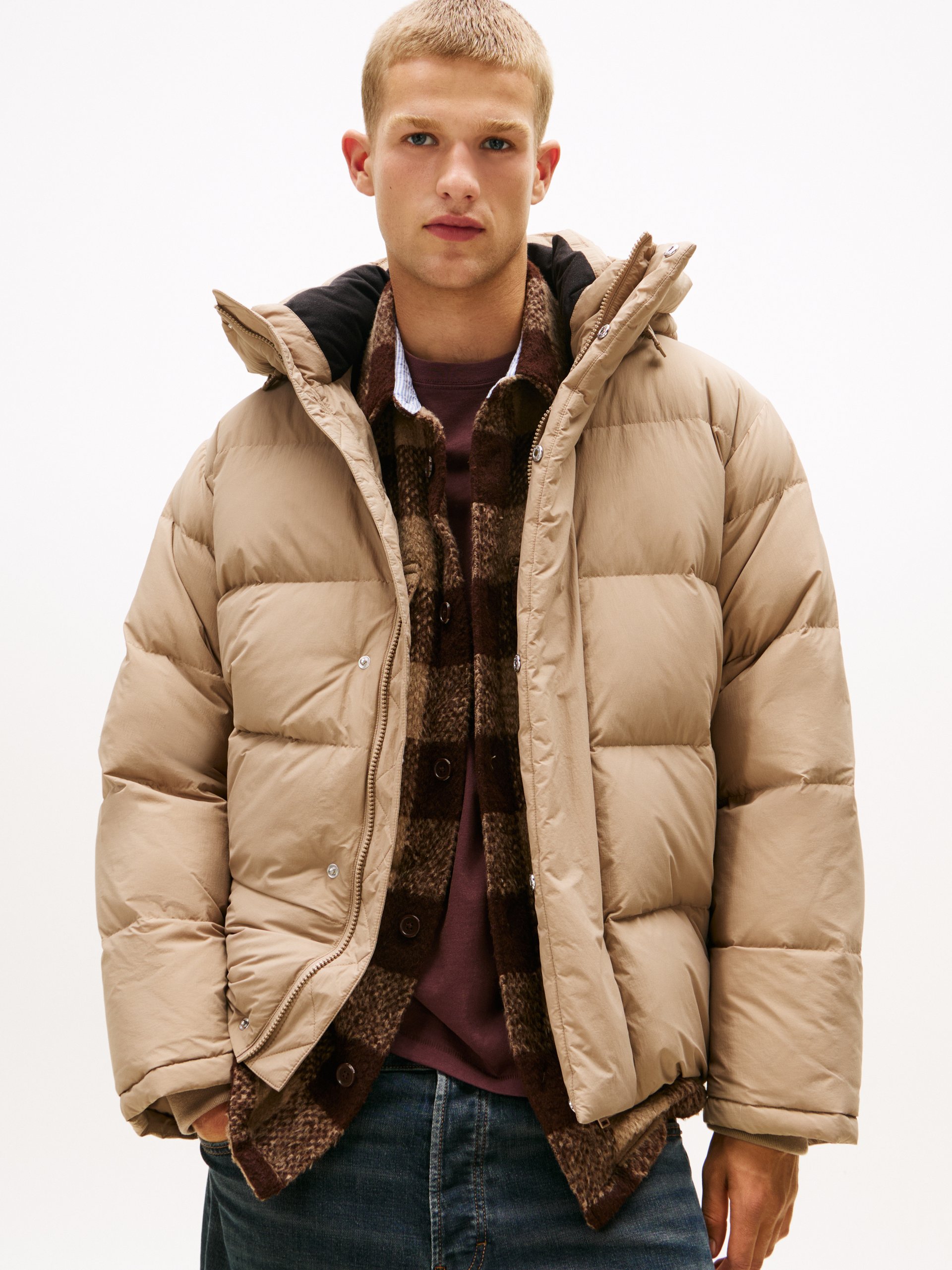 Tommy Jeans kurtka puchowa Mężczyźni Sztuczne włókno brązowy